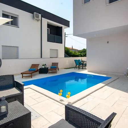 Family-friendly With Swimming Pool - 21760 Apartment Vir
