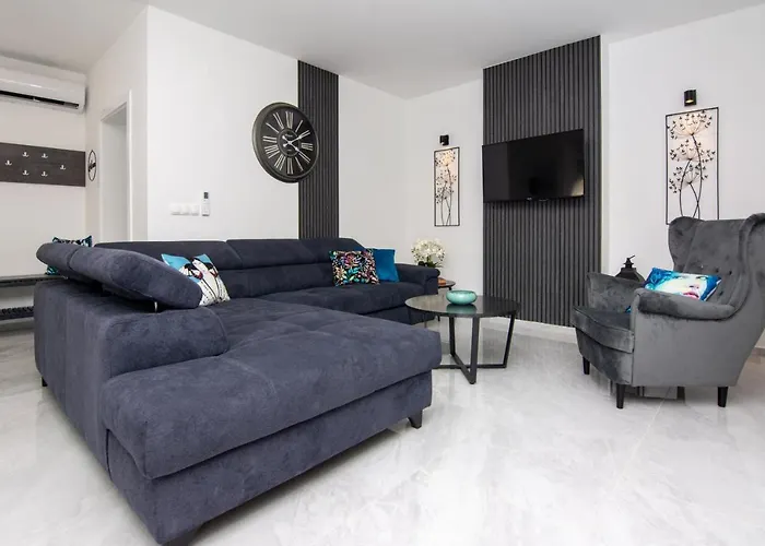 Family-friendly With Swimming Pool - 21760 * 维尔